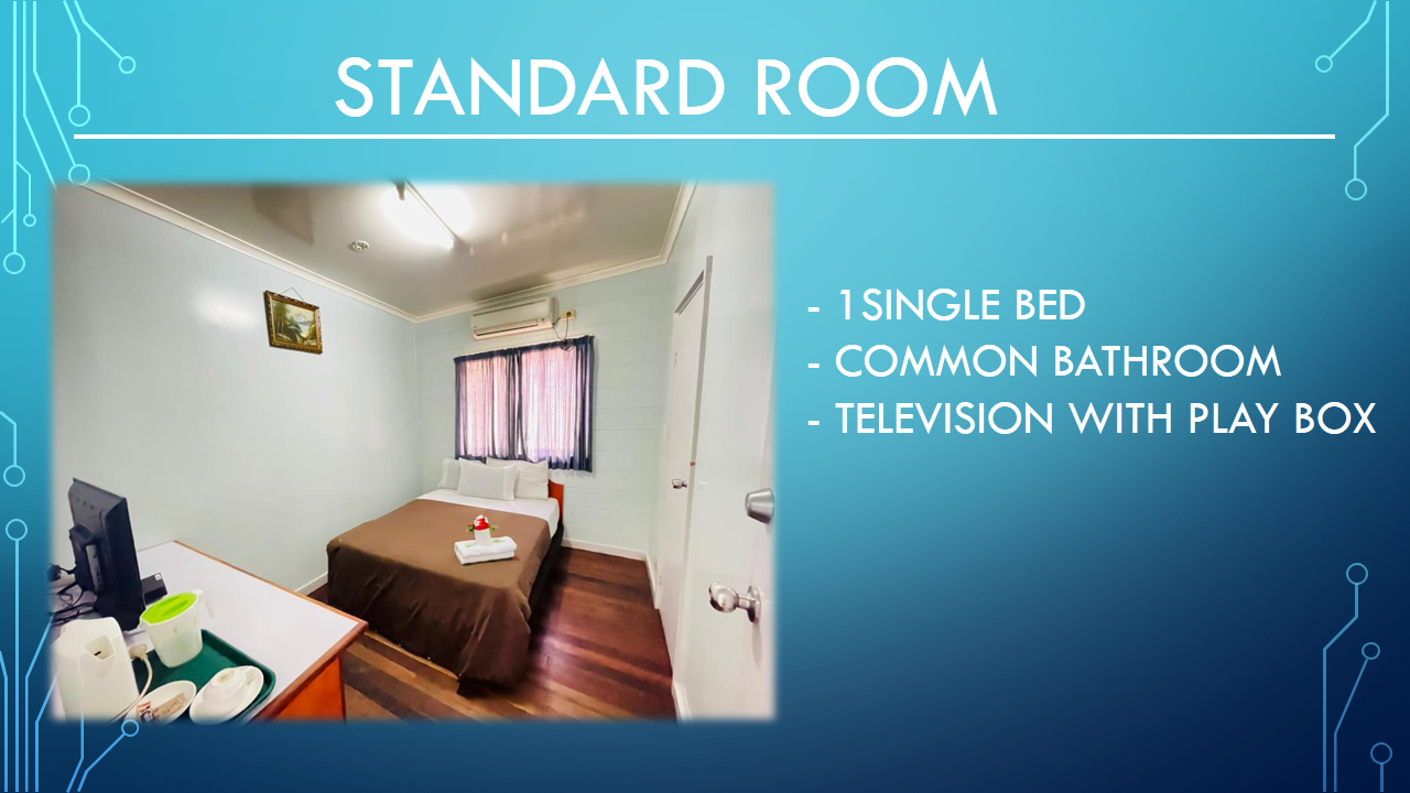 Standard room with a double bed, air conditioning, and a wooden desk.