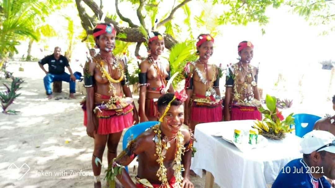 Local cultural performers in traditional Papua New Guinea attire.